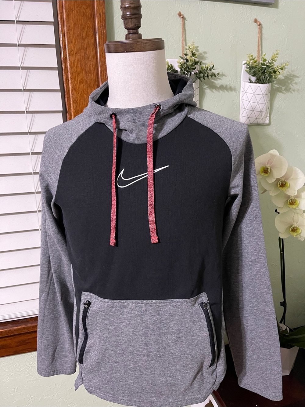 Nike Men’s Black & Gray Pullover Hoodie with Pink Drawstrings